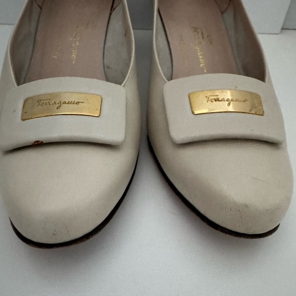 Salvatore Ferragamo Boutique Made in Italy Cream Heeled Loafers Size 8 - Picture 2 of 16